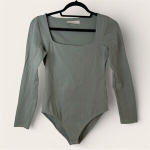 Oak + Fort long sleeve bodysuit green women’s size M
